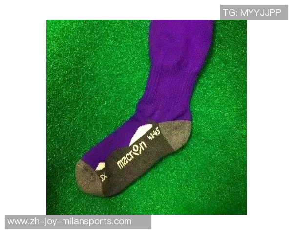 足球袜的传奇旅程从草地到心灵的温暖与梦想的追逐