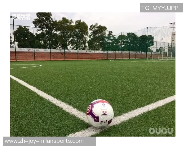 足球场上的激情瞬间足球扔球鞋的背后故事与情感交织